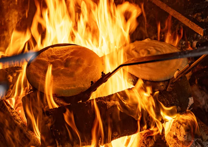 Omelette cuite au feu de bois dans la cheminée de l'Auberge