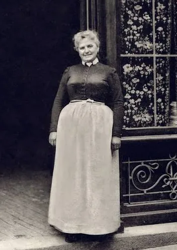 Annette Poulard devant l'auberge, photographie d'archive