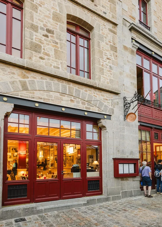 Façade de l'Auberge de la Mère Poulard illuminée le soir