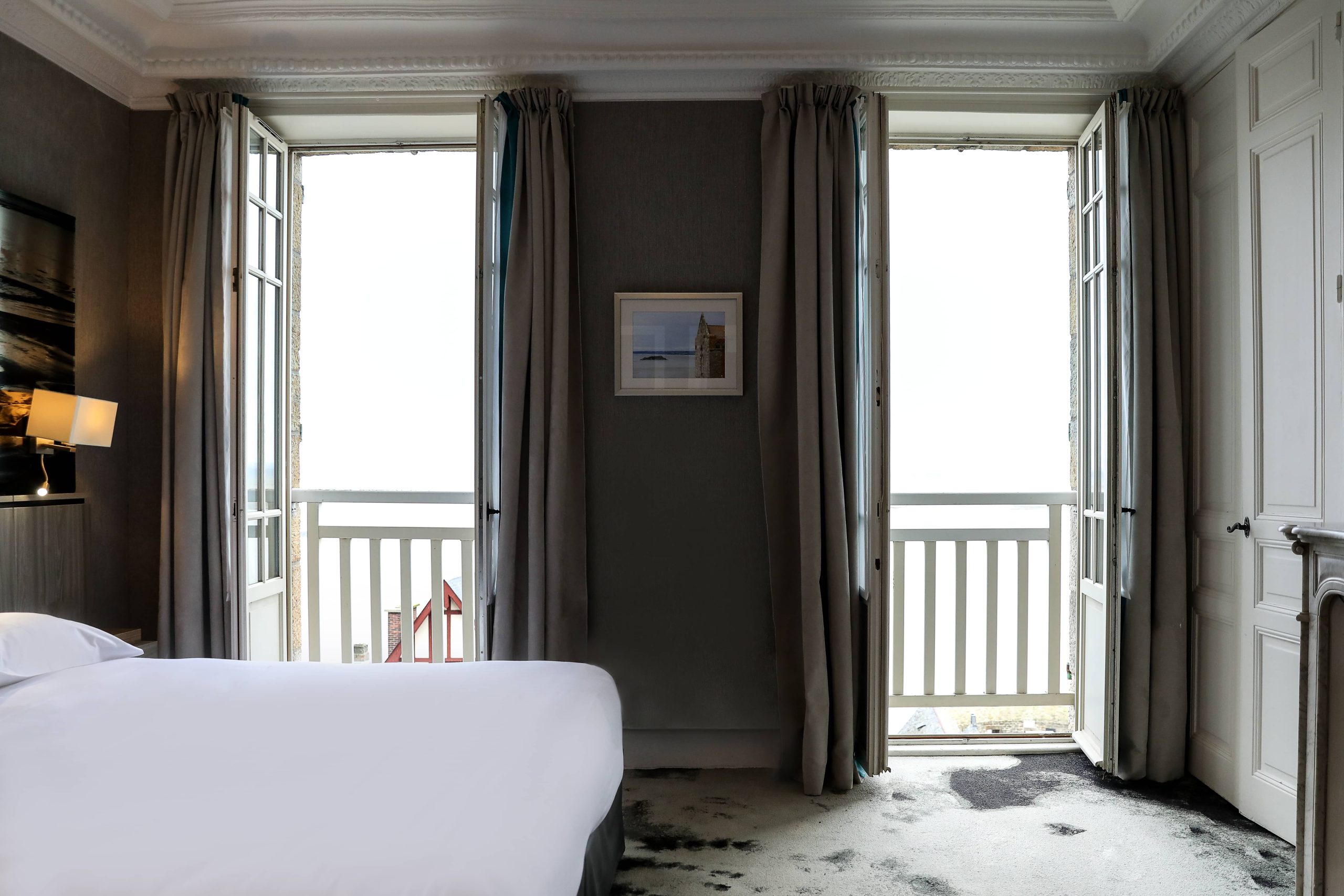 Chambre Vue Baie Ermitage | Elodie Oliveira Photographe Paris Blush Photographie 170 scaled Elodie Oliveira Photographe Paris Blush Photographie 170 scaled