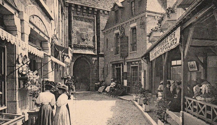 History and heritage of Mont-Saint-Michel | Vintage postcard La Mere Poulard restaurants on Mont Saint Michel 881x509 2 Vintage postcard La Mere Poulard restaurants on Mont Saint Michel 881x509 2